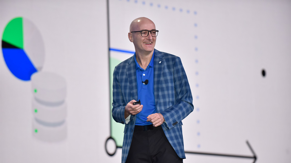 Foto de Neil Cawse sonriendo mientras habla durante su presentación en Geotab Connect 2023.
