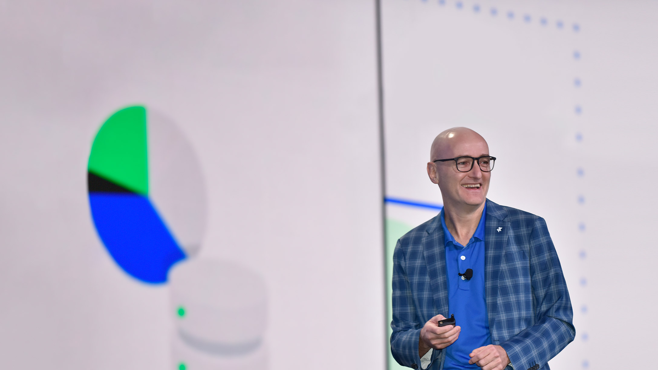 Foto de Neil Cawse sonriendo mientras habla durante su presentación en Geotab Connect 2023.