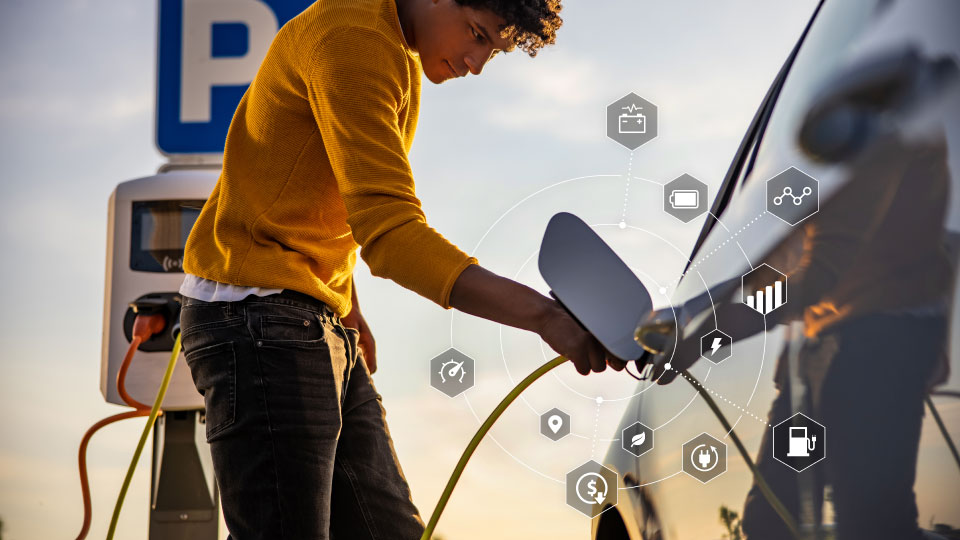 Foto de un hombre cargando su vehículo eléctrico rodeado por símbolos de datos.