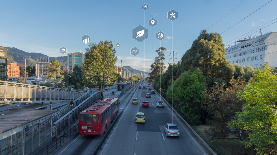 Foto de varios vehículos en una carretera con iconos de datos.