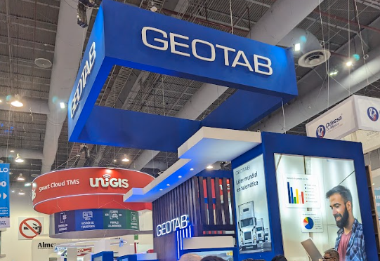 Foto del stand de Geotab en la feria Expologística 2023.