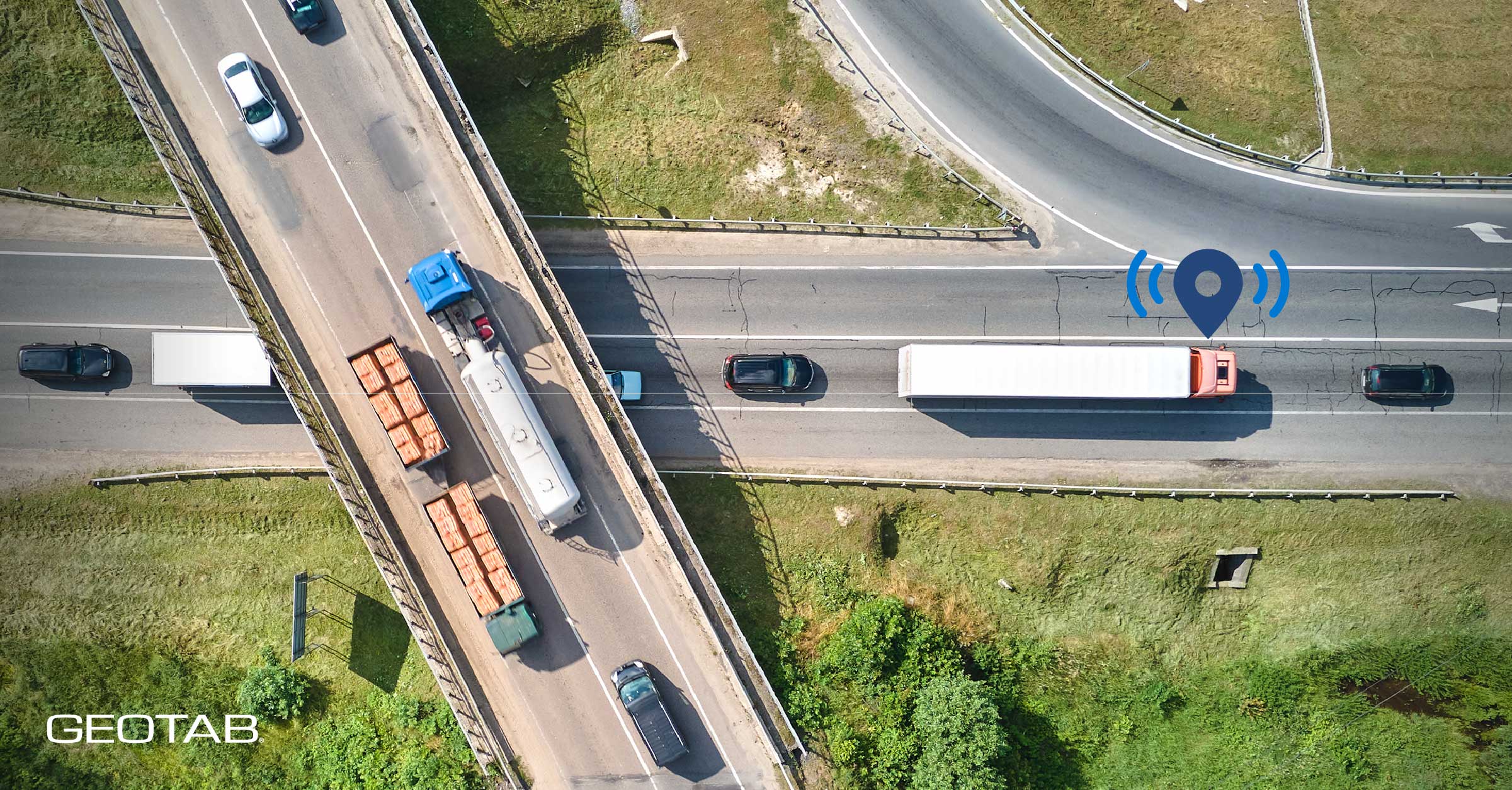 carretera con vehiculos circulando con imagen de localizador arriba del camion. 