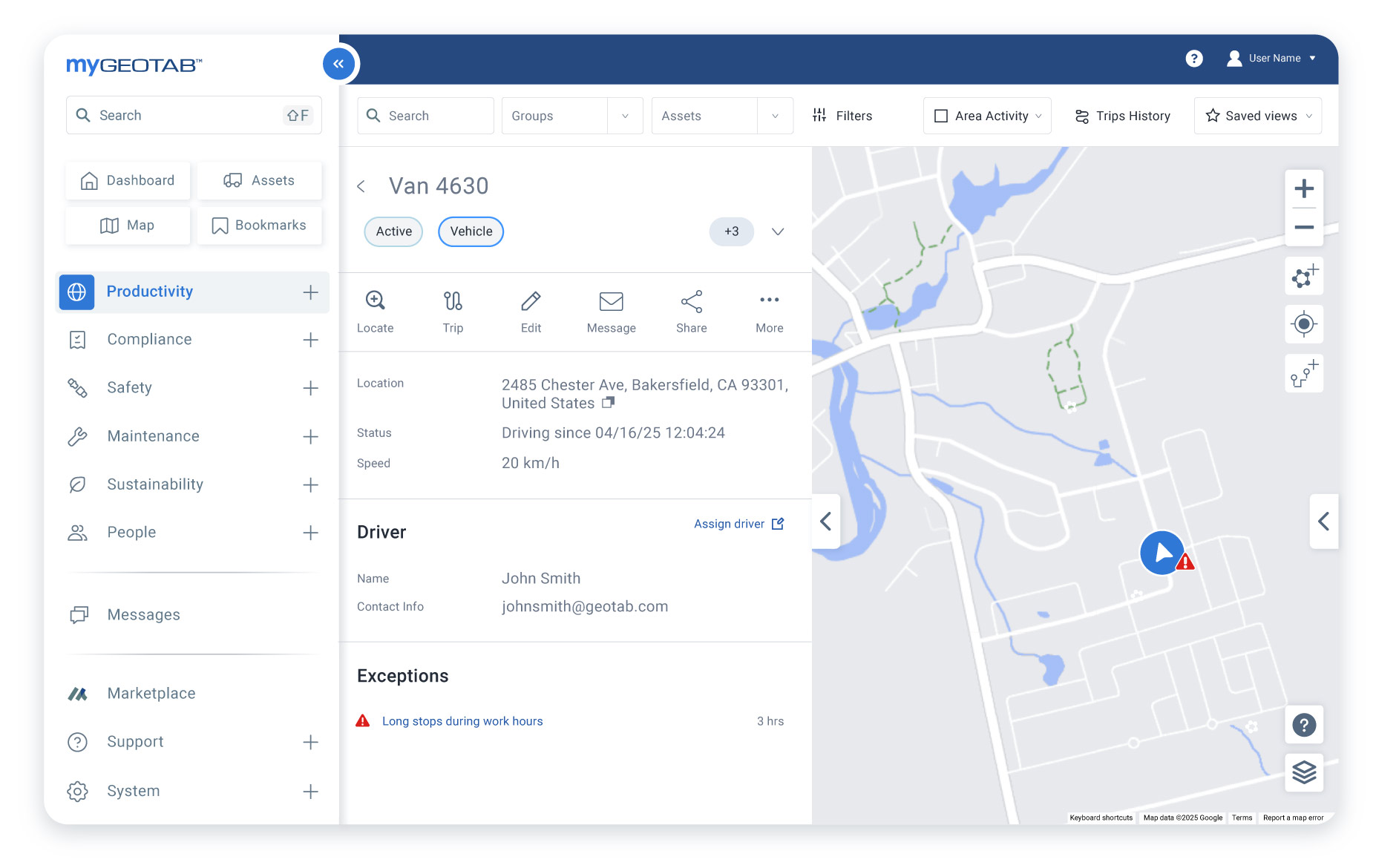 Interfaz de un sistema de telemática para la gestión de flotas, mostrando la ubicación de un vehículo en un mapa, información del conductor y alertas sobre el rendimiento, lo cual permite optimizar las operaciones de servicio de campo.