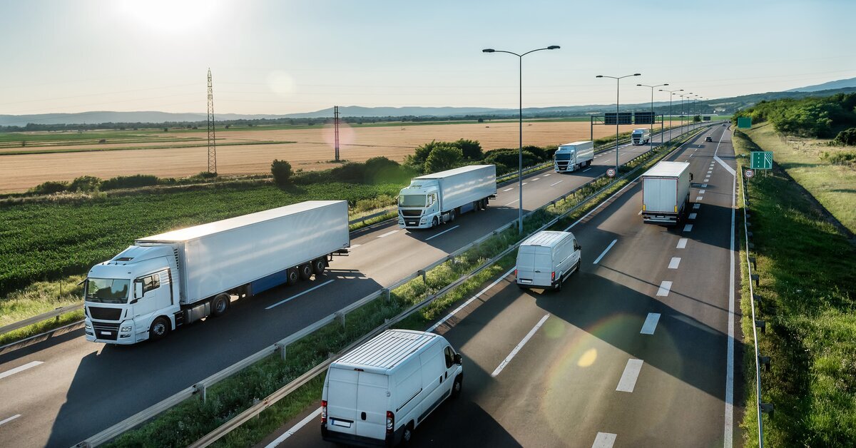 Optimización de rutas y seguimiento en tiempo real para flotas mixtas de transporte comercial.