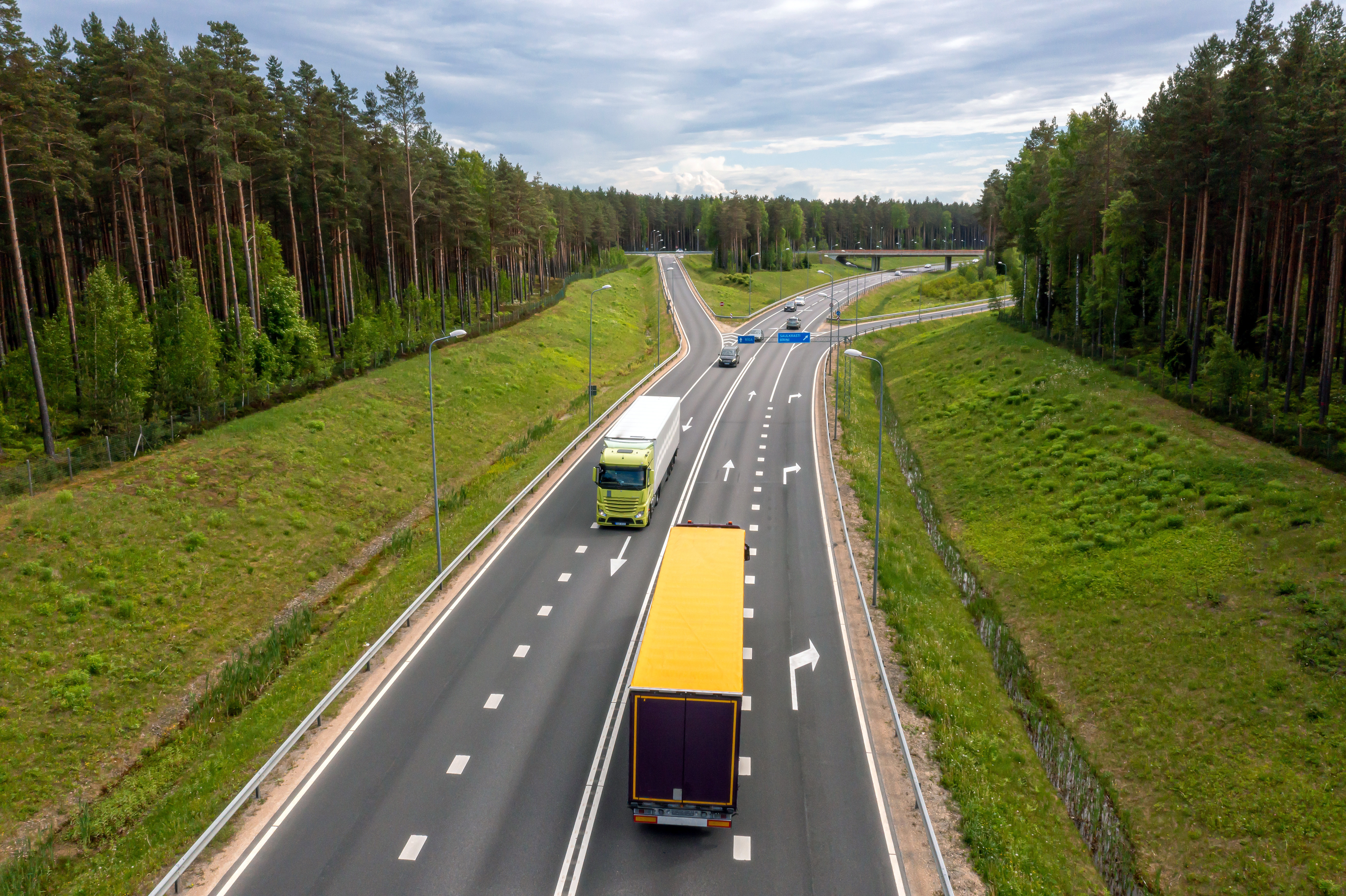 Monitoreo telemático y verificación de rutas en tiempo real para el transporte de mercancías en autopistas