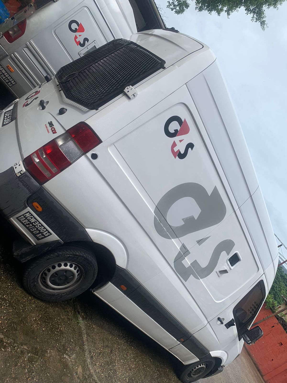 Imagen de un vehículo blanco con logo de G4S