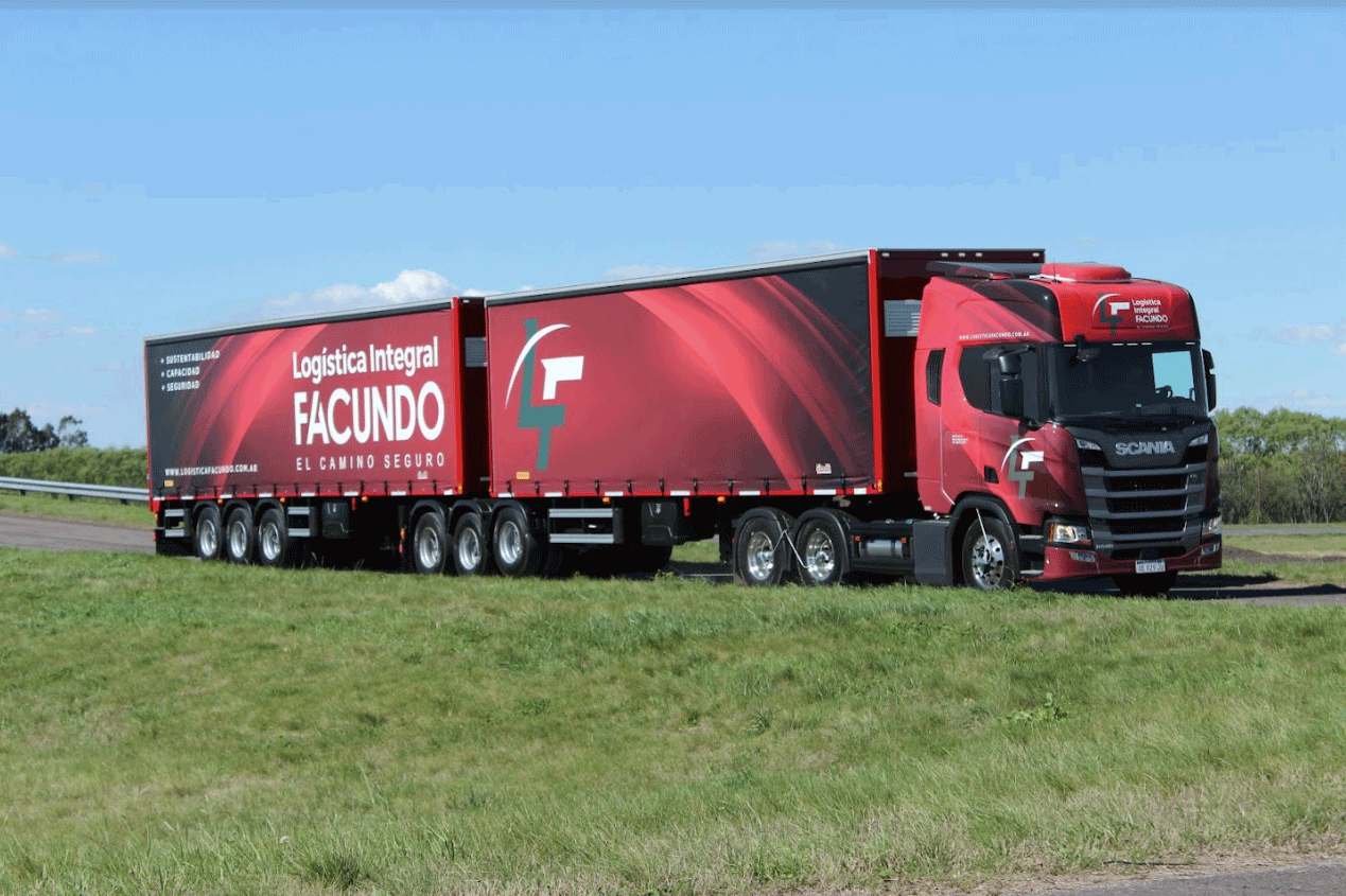 Foto de un camión pesado rojo y negro de Logística Integral Facundo.