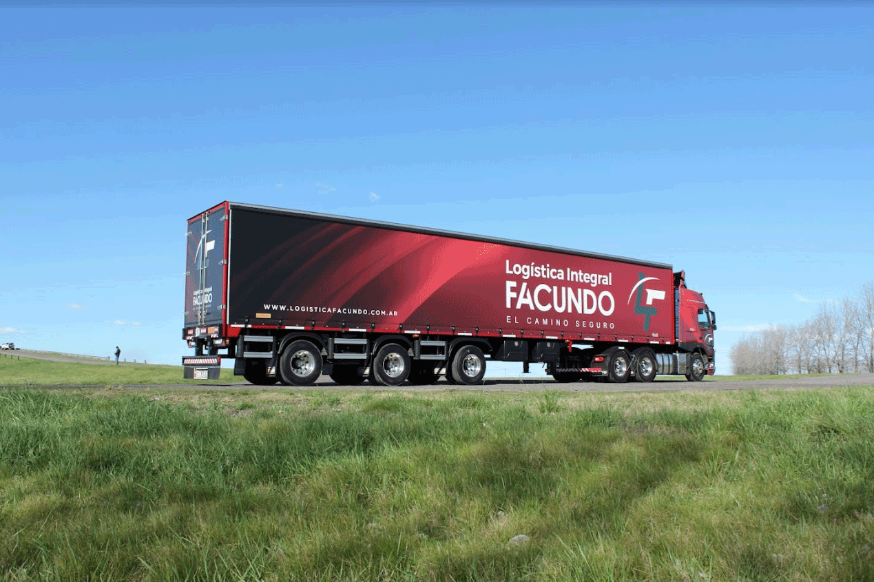 Foto de un camión pesado rojo y negro de Logística Integral Facundo.