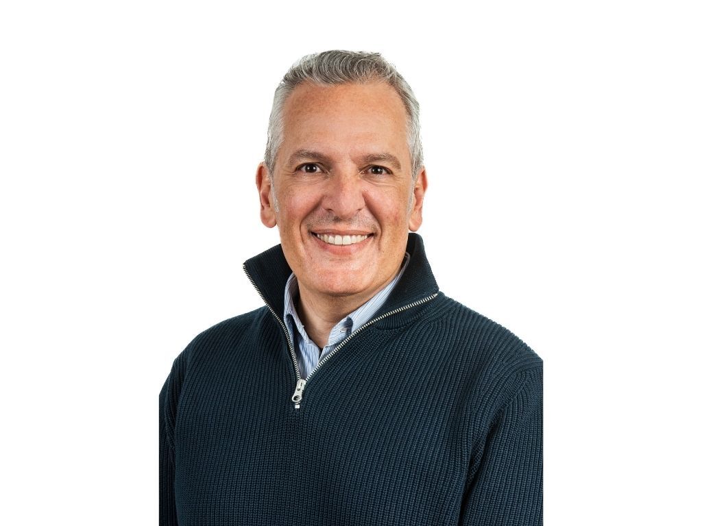 Retrato profesional de Juan Cardona, VP de Ventas de Geotab, líder en soluciones de telemática y datos para la industria minera.