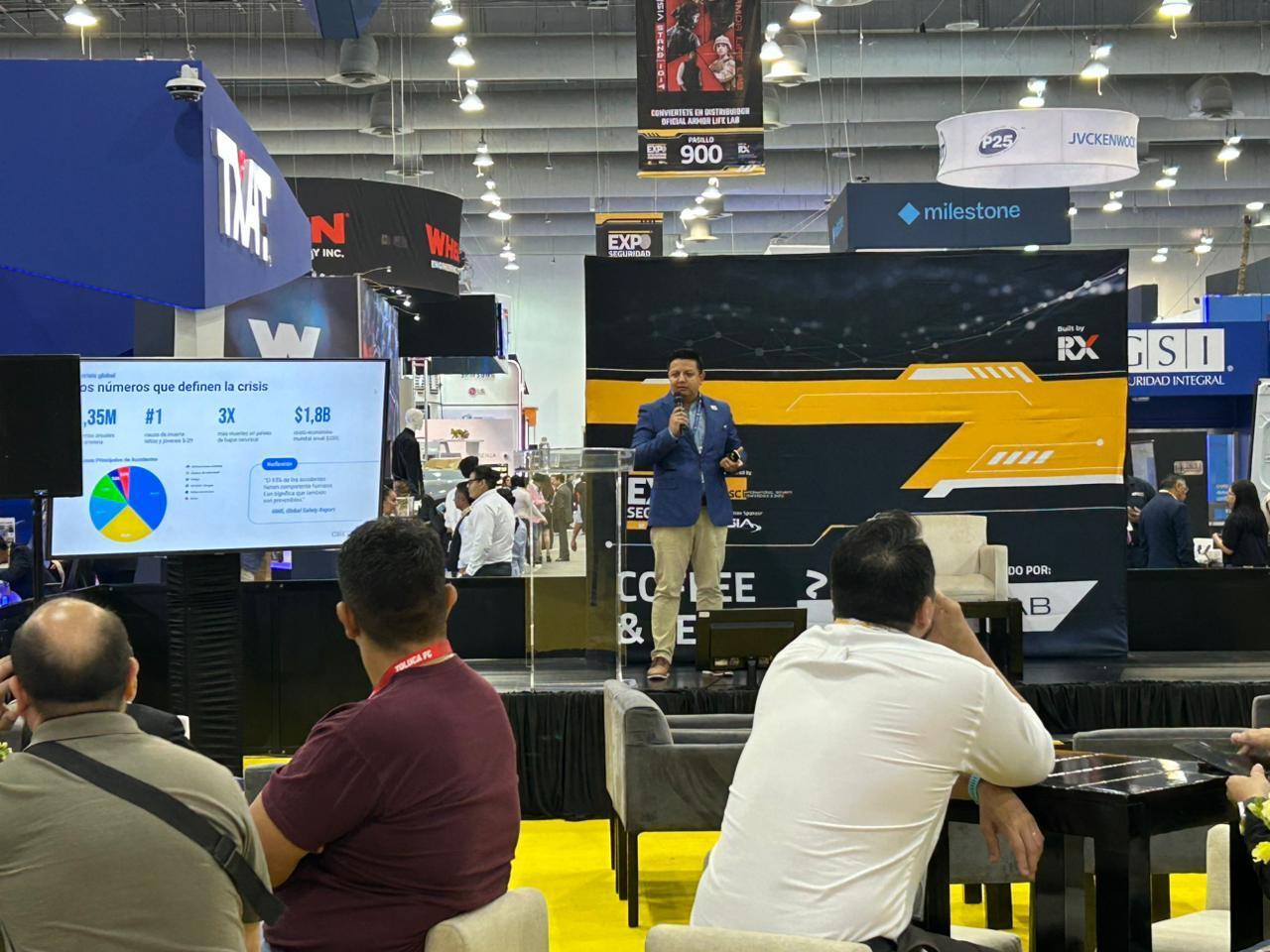Ponente de Geotab exponiendo soluciones de telemetría predictiva en Expo Seguridad México