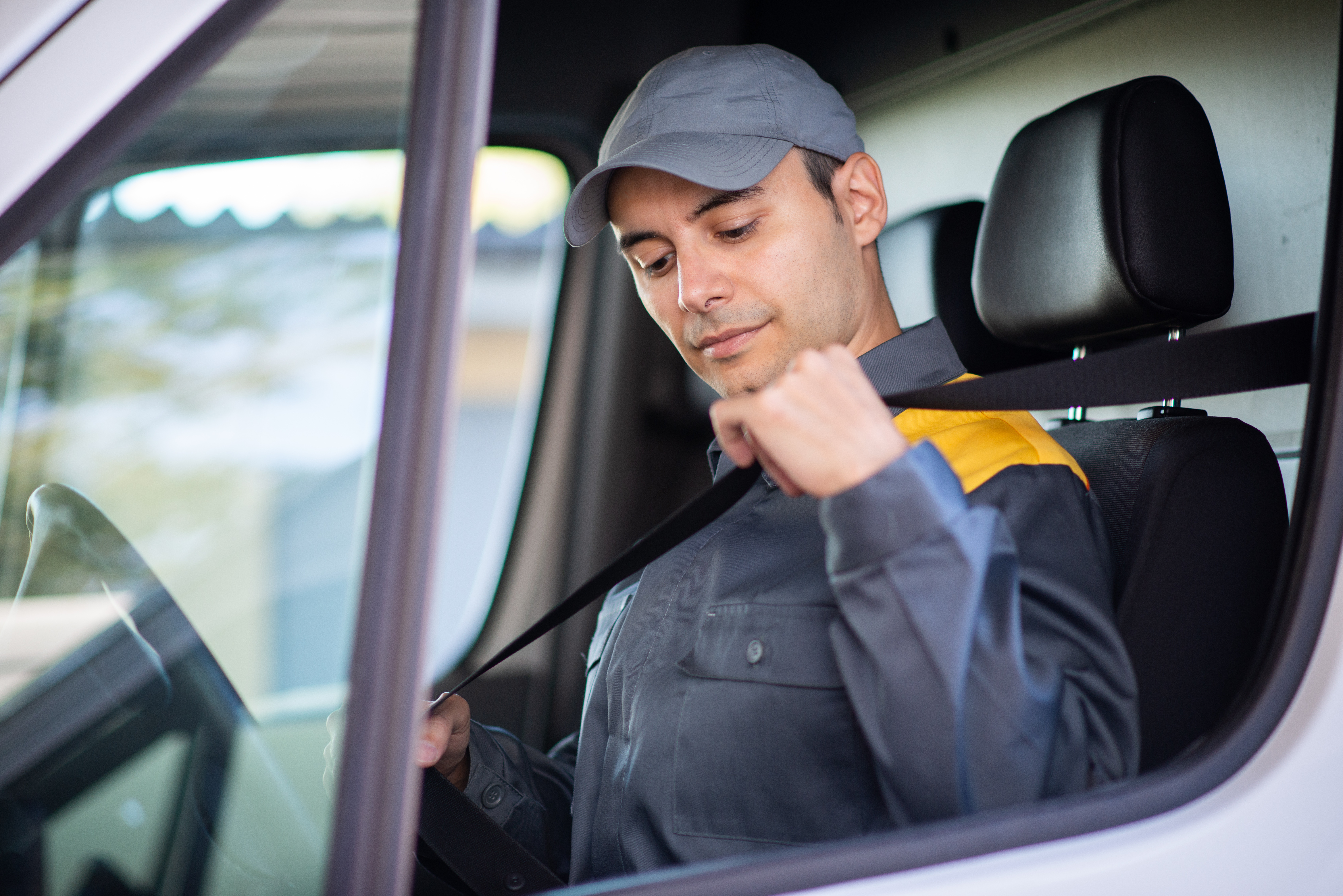 Homme mettant sa ceinture de securité