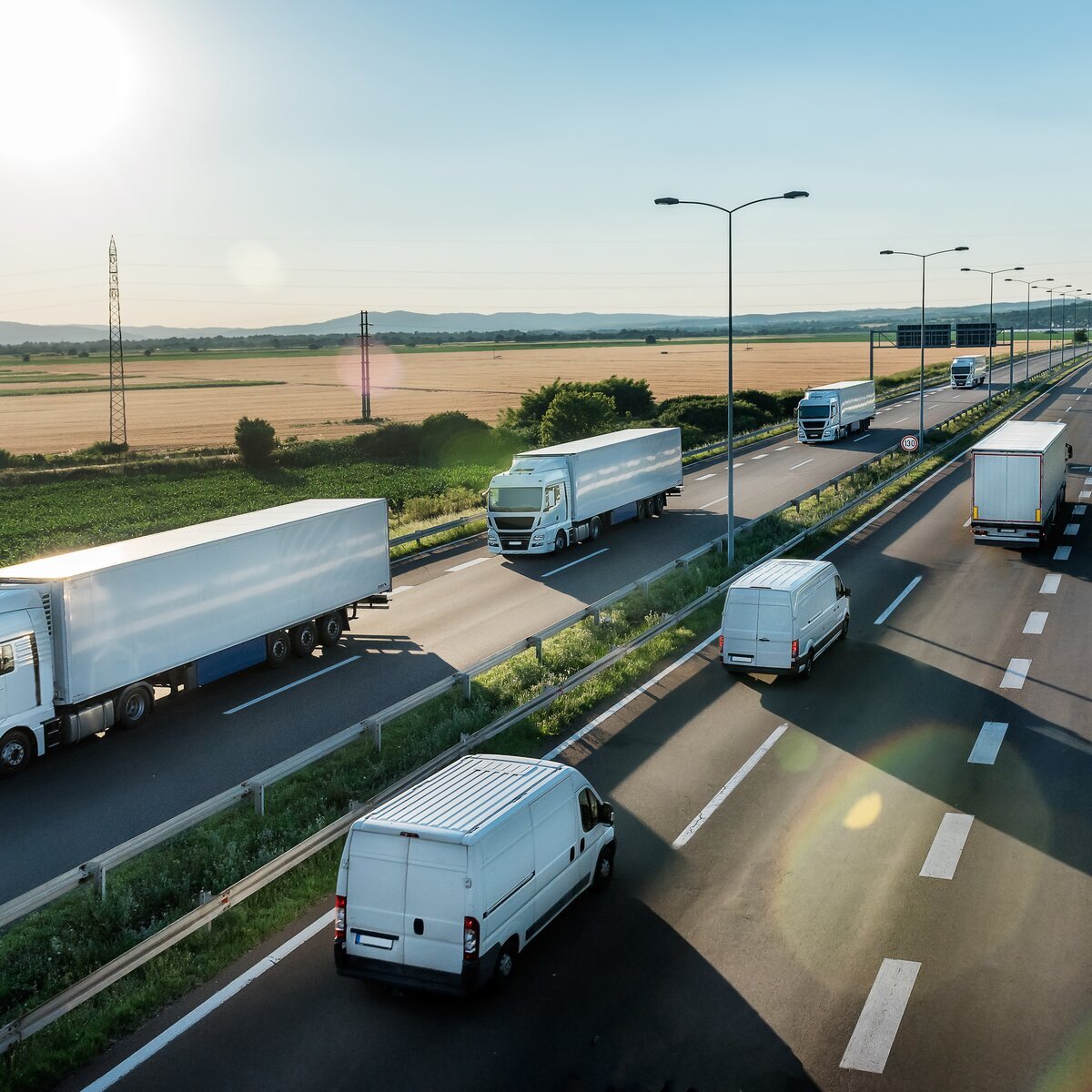 Véhicules sur autoroute.
