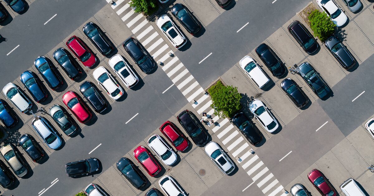 Nombreuses voitures garées.