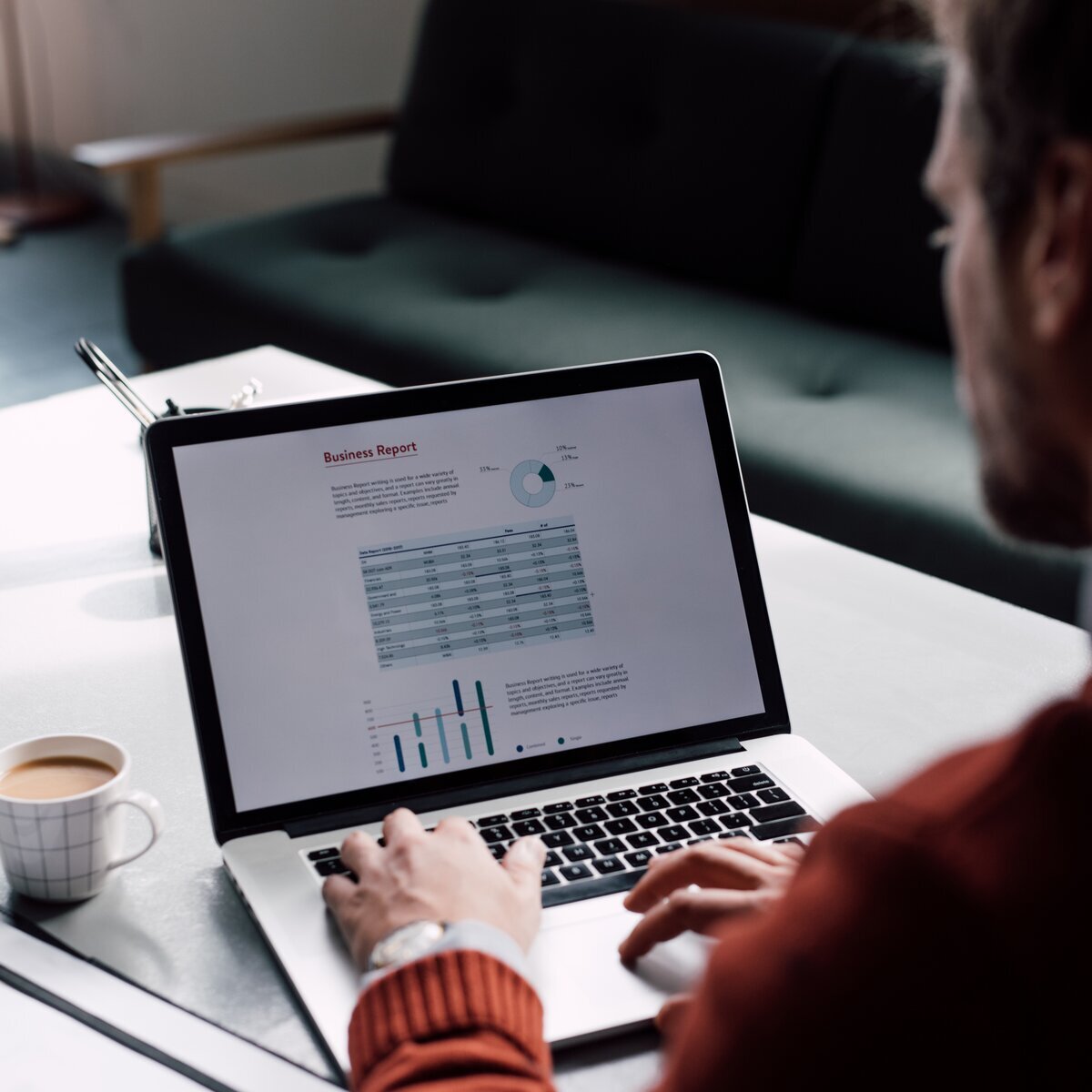 Homme utilisant un ordinateur.