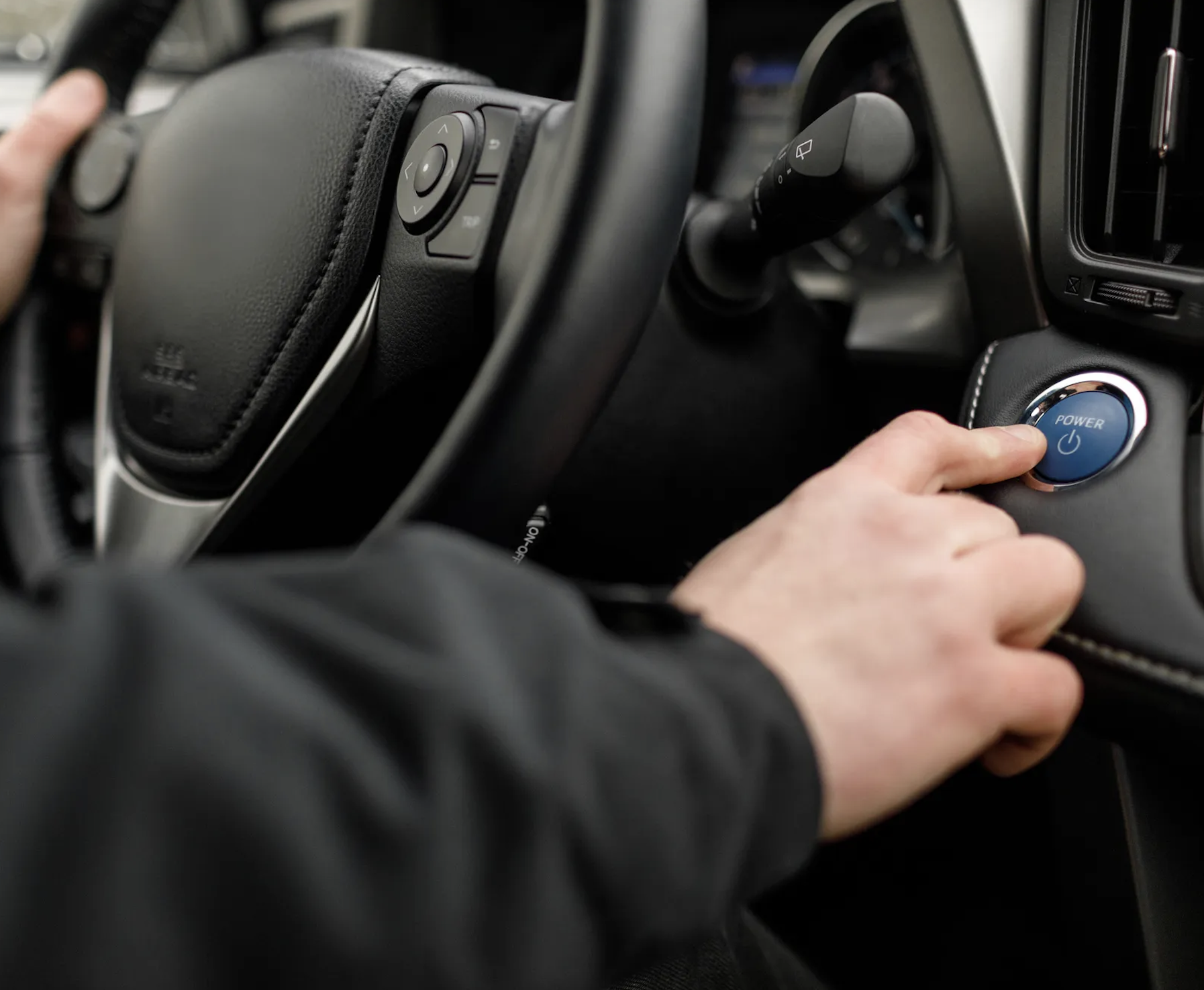 Personne appuyant sur le bouton de démarrage d'un VE.