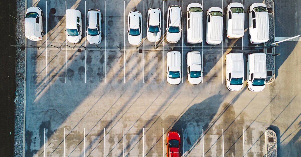 Plusieurs voitures garées dans un parking.