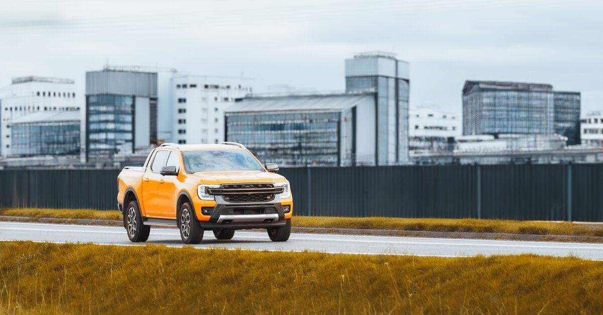 Voiture orange sur la route