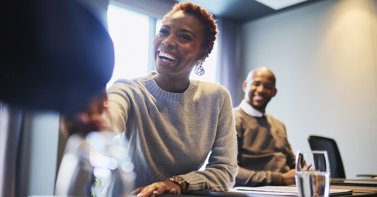 Deux personnes qui se serrent la main.
