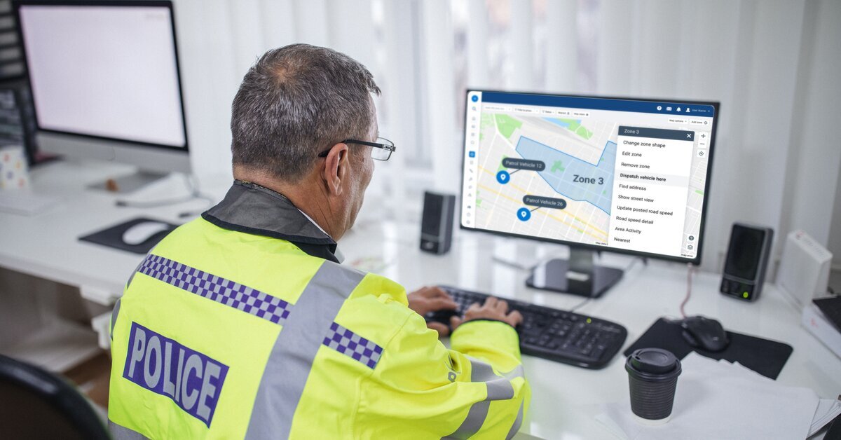 Homme en gilet jaune en train d'utiliser un ordinateur.