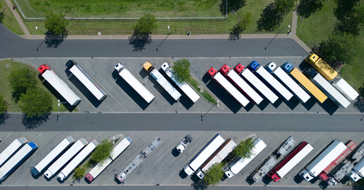 Des camions garés dans un parking à l'extérieur.