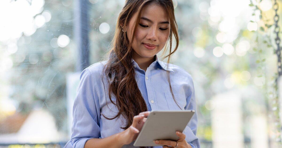 Responsable de flotte utilisant une tablette pour centraliser les données des véhicules et préparer le reporting carbone