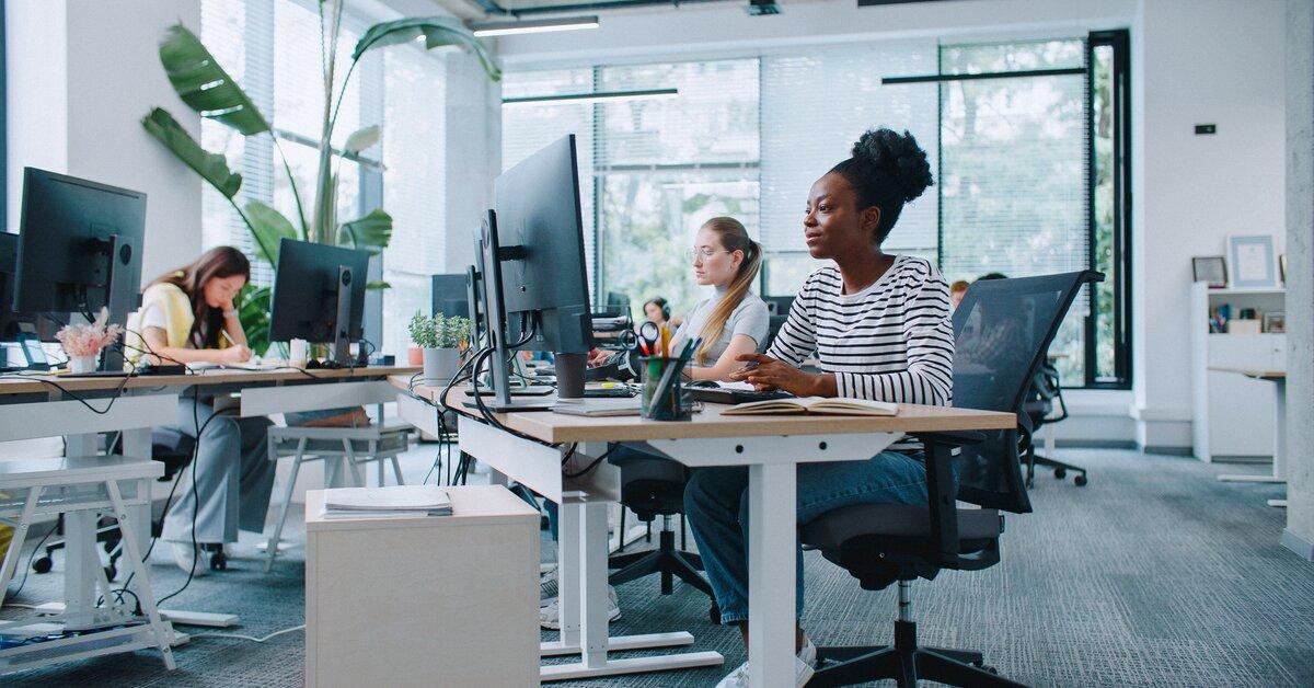 Des collaborateurs travaillent, illustrant la collecte et l’analyse des données nécessaires au reporting ESG d’une flotte automobile.