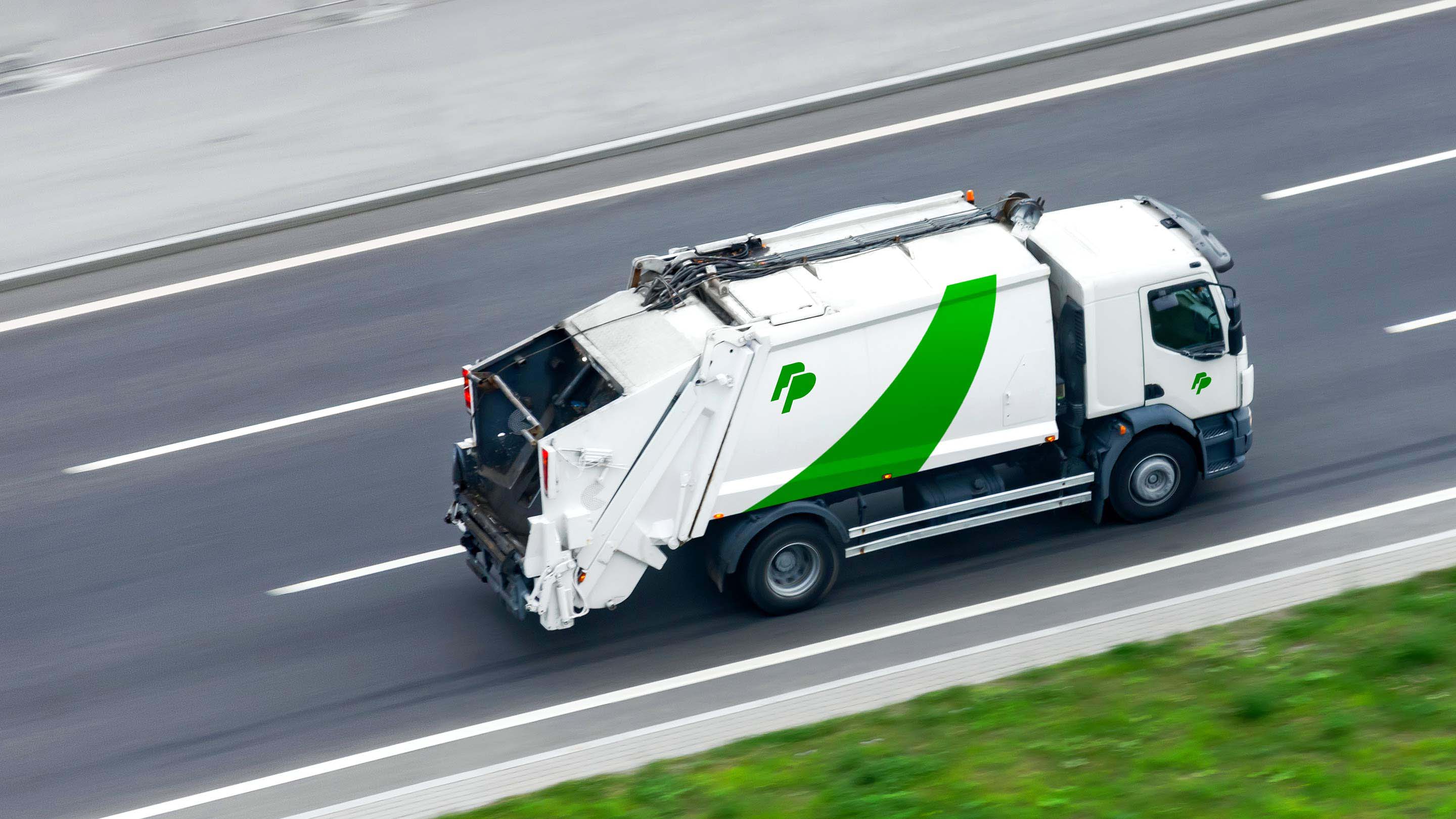 Arrière de camion à ordures vert et blanc