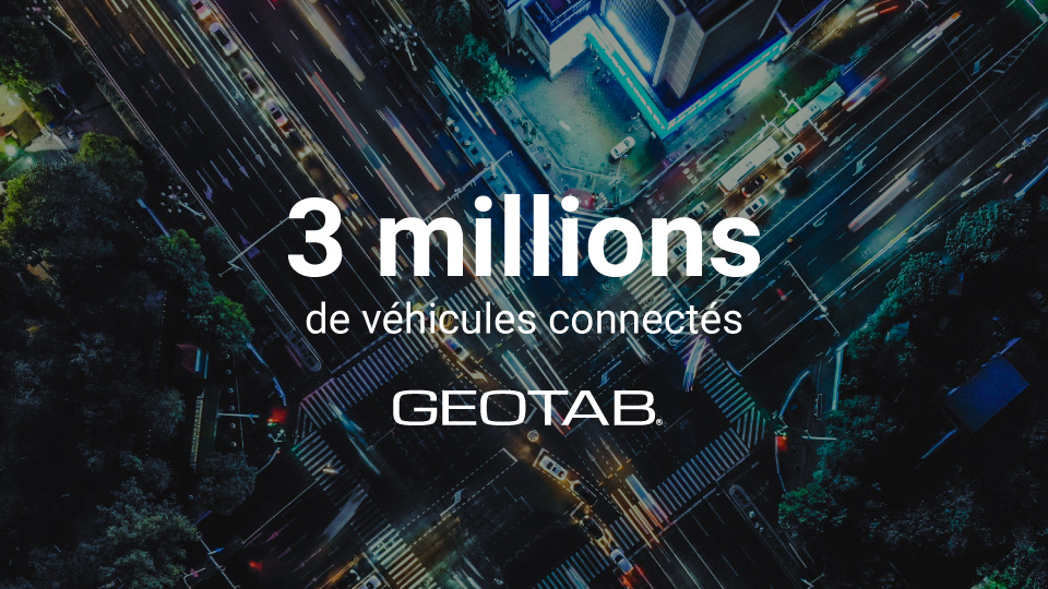 Route avec des néons et trois millions de véhicules connectés écrit dessus