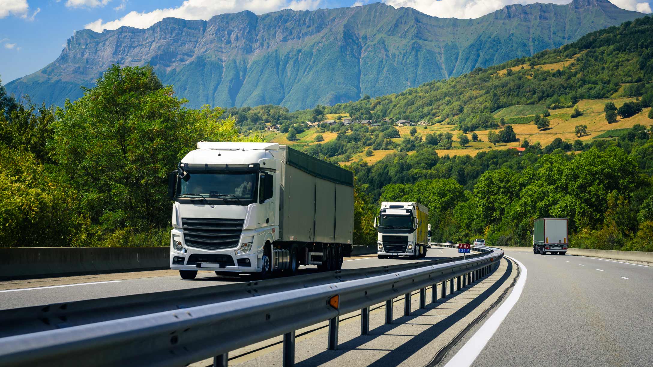 Camion che percorrono una strada