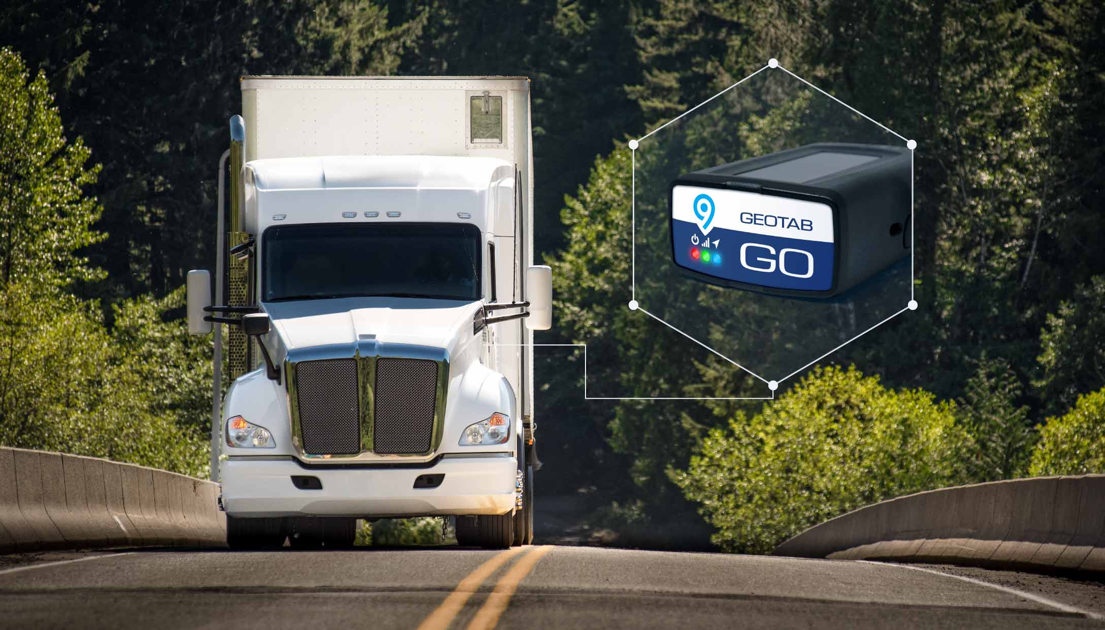 Camion blanc sur la route