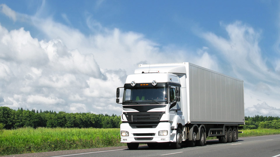 Un camion qui roule sur la route