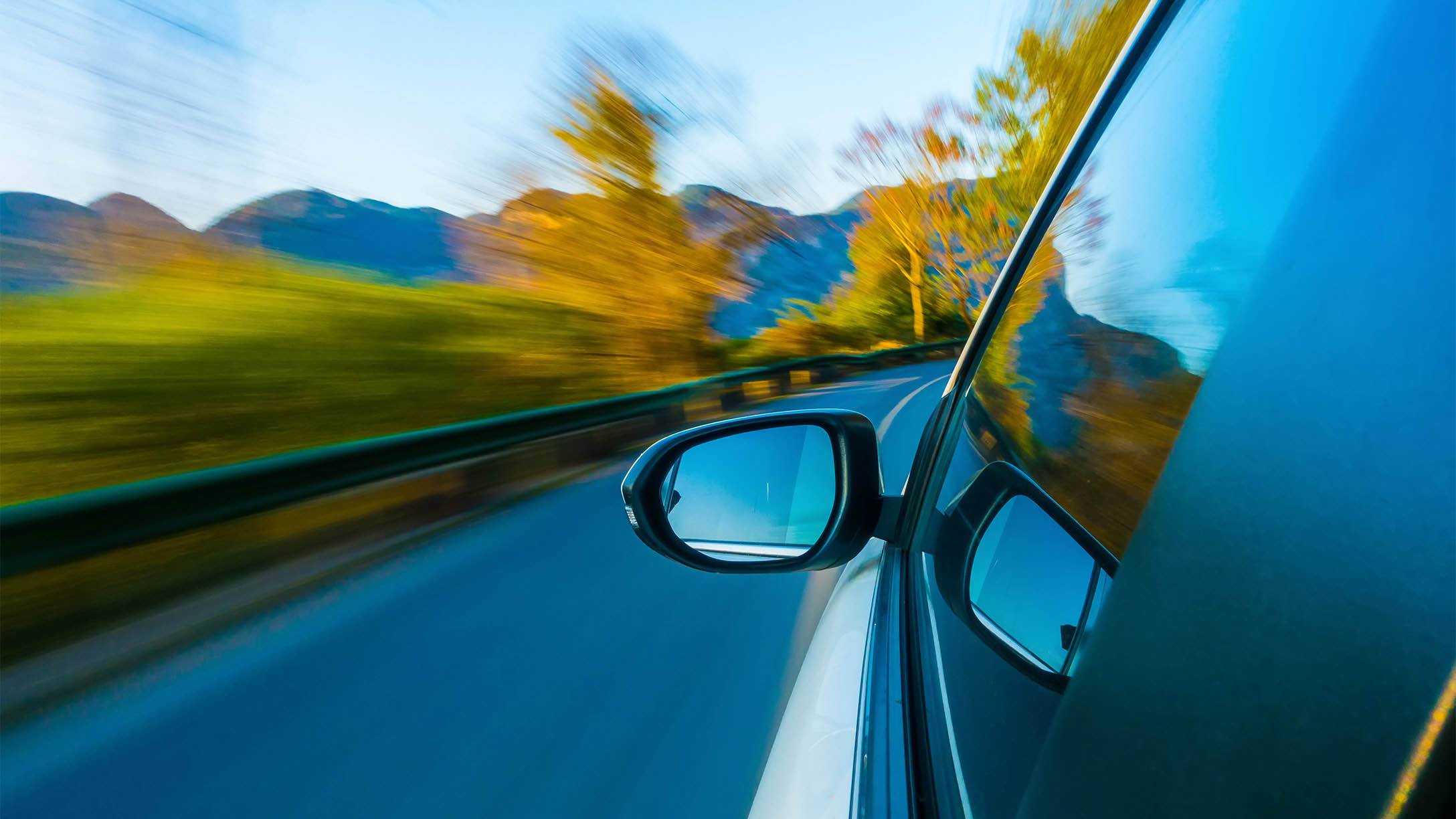 rétroviseur d'une voiture en mouvement 