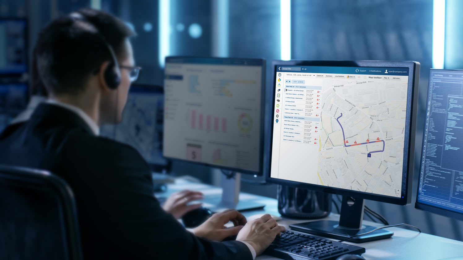 pessoa trabalhando em uma mesa com o mygeotab em várias telas