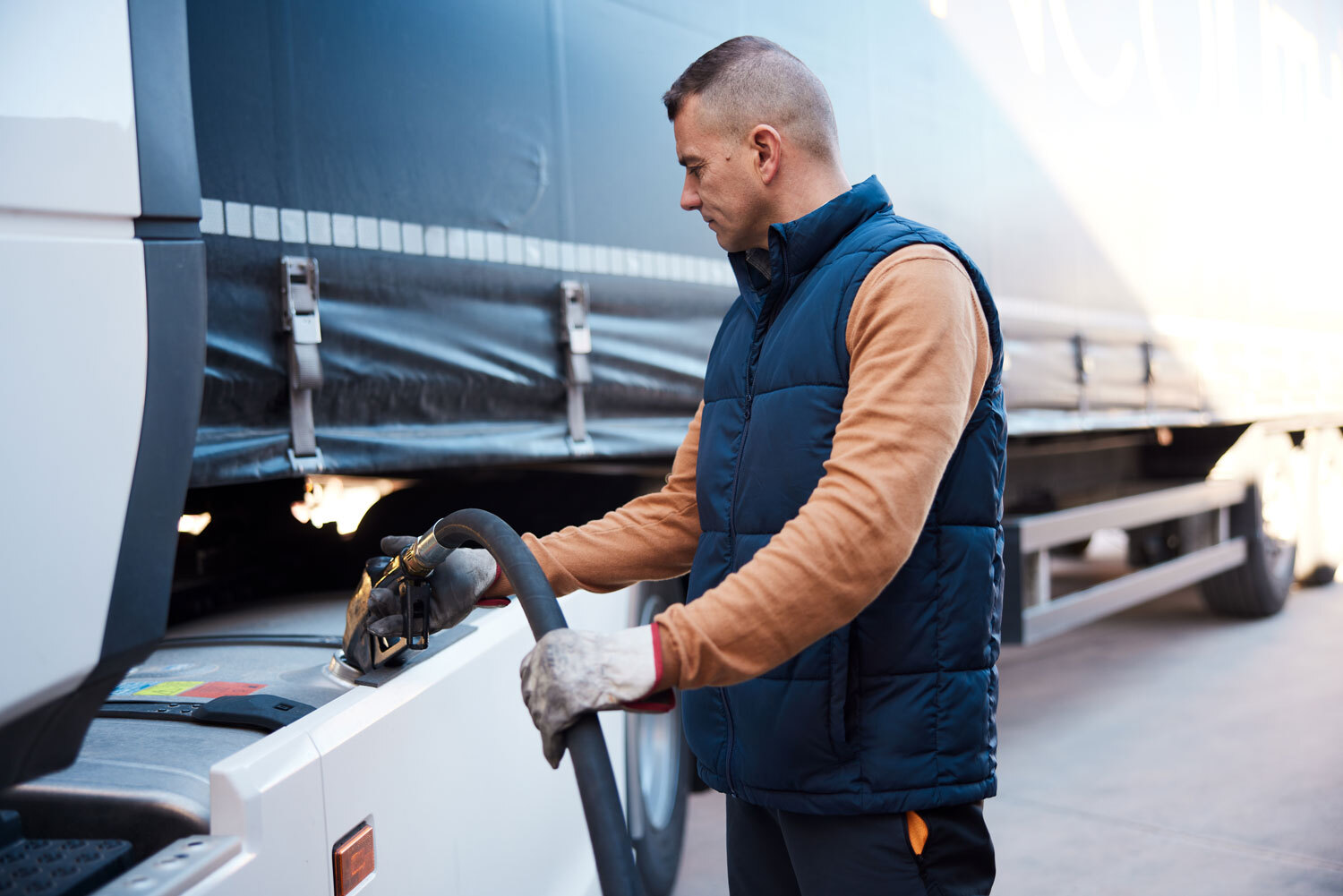 Driver fueling a vehicle at a pump using the Geotab Fleet Card