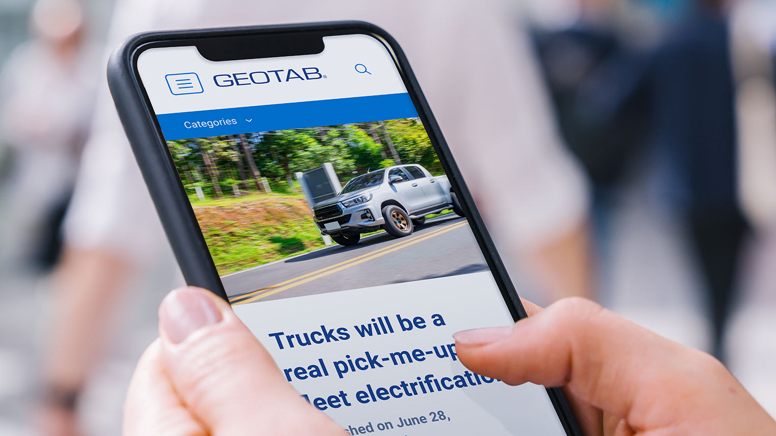 User visiting the Geotab blog on a mobile phone