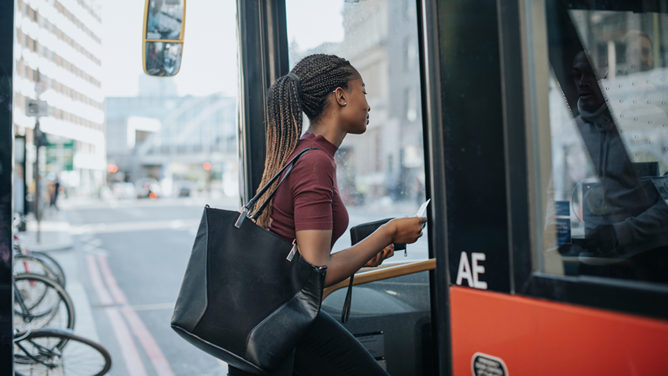 passeggero che entra in un autobus alla fermata