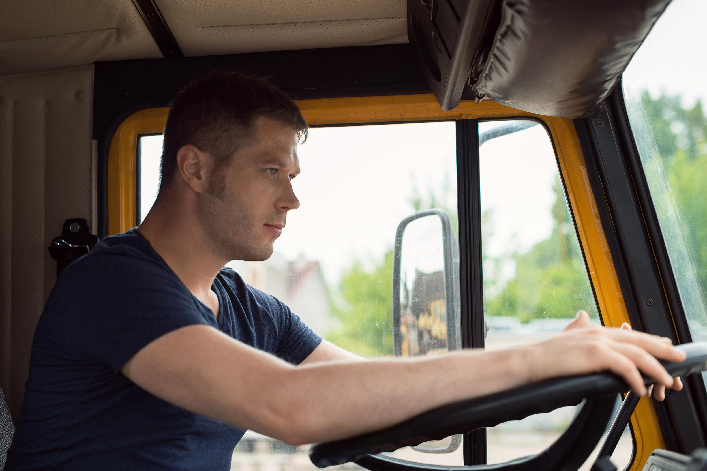 Immagine di un autotrasportatore seduto e al volante