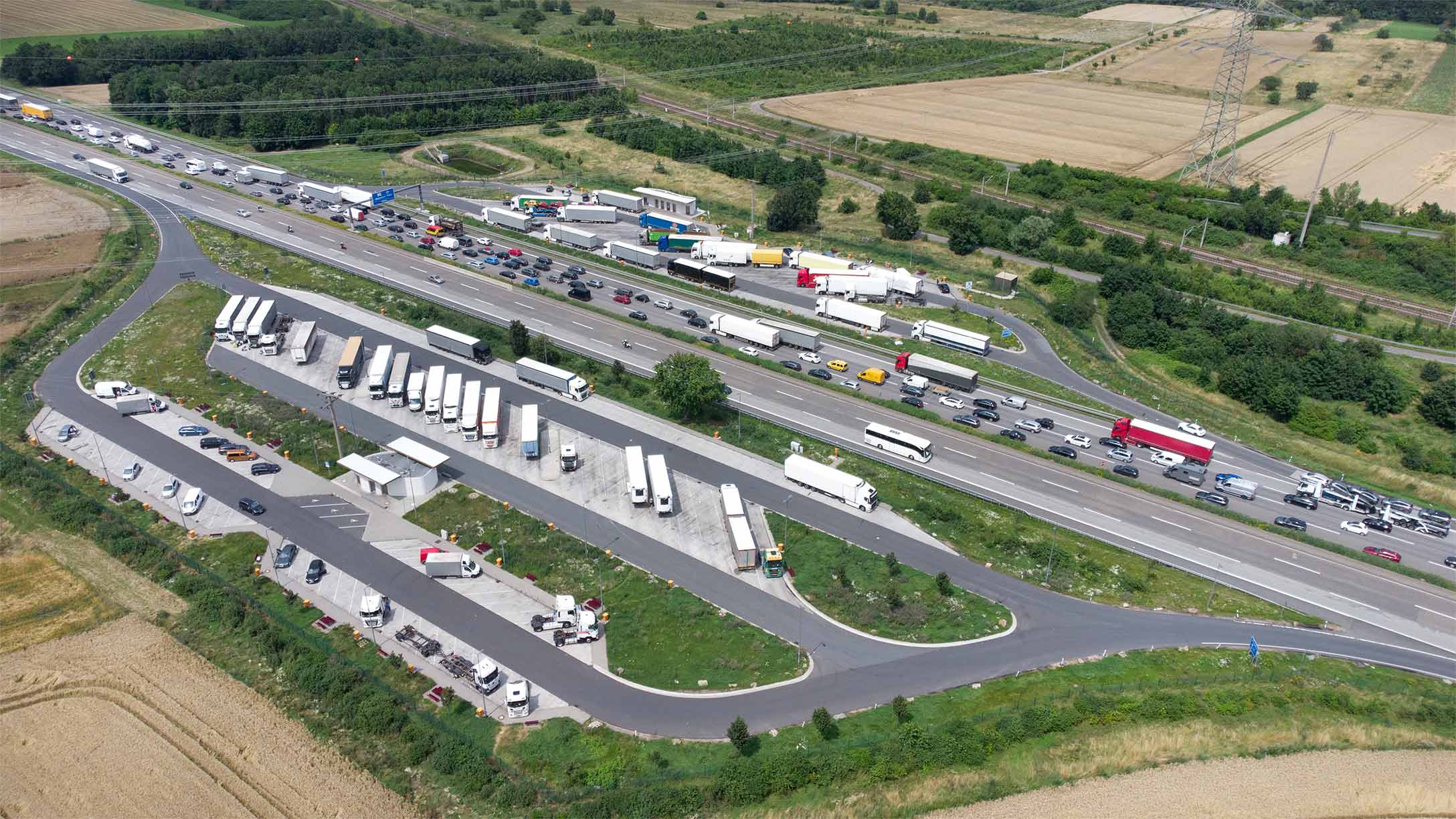 Cartello con la P di Parcheggio su uno sfondo del cielo