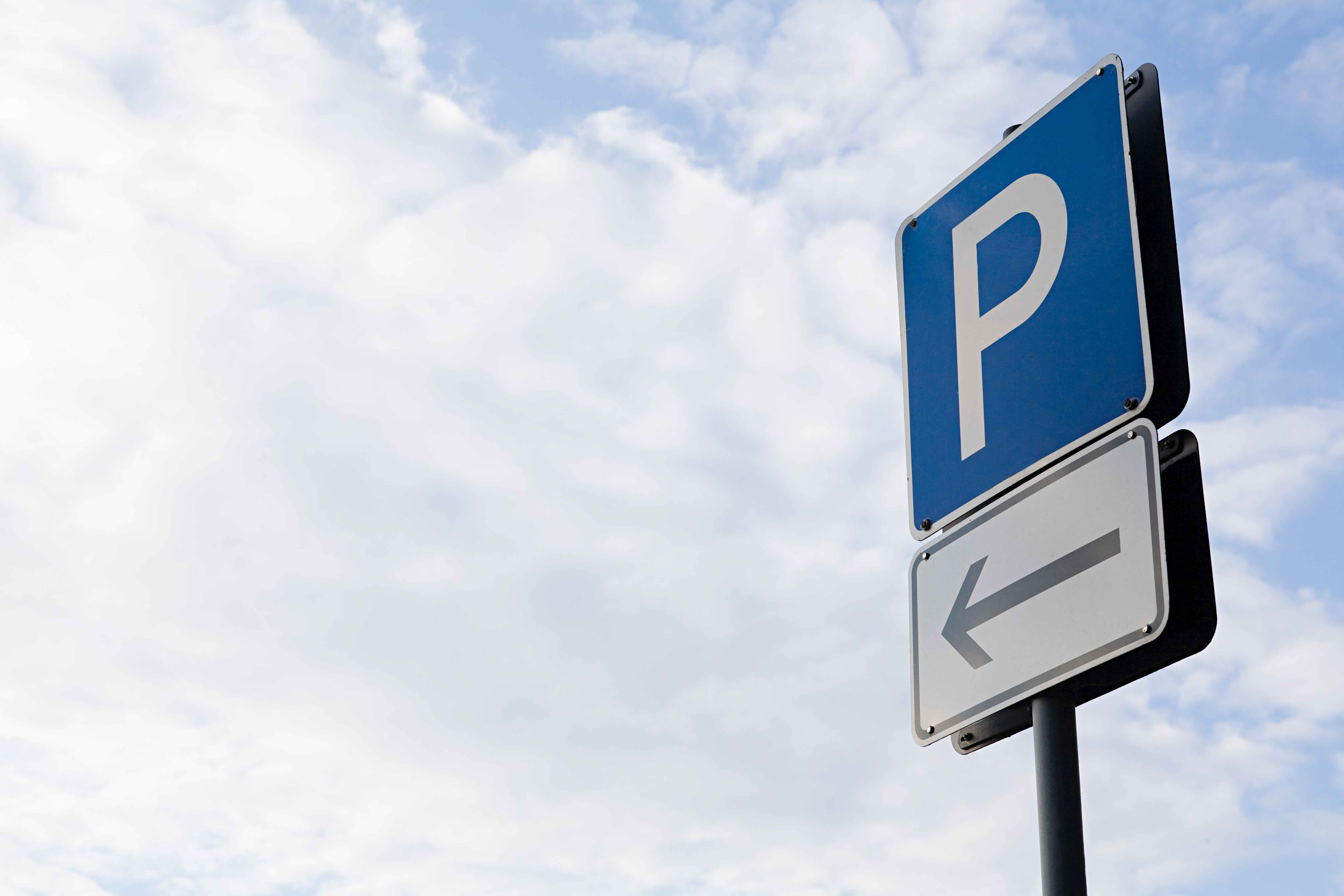 Cartello con la P di Parcheggio su uno sfondo del cielo