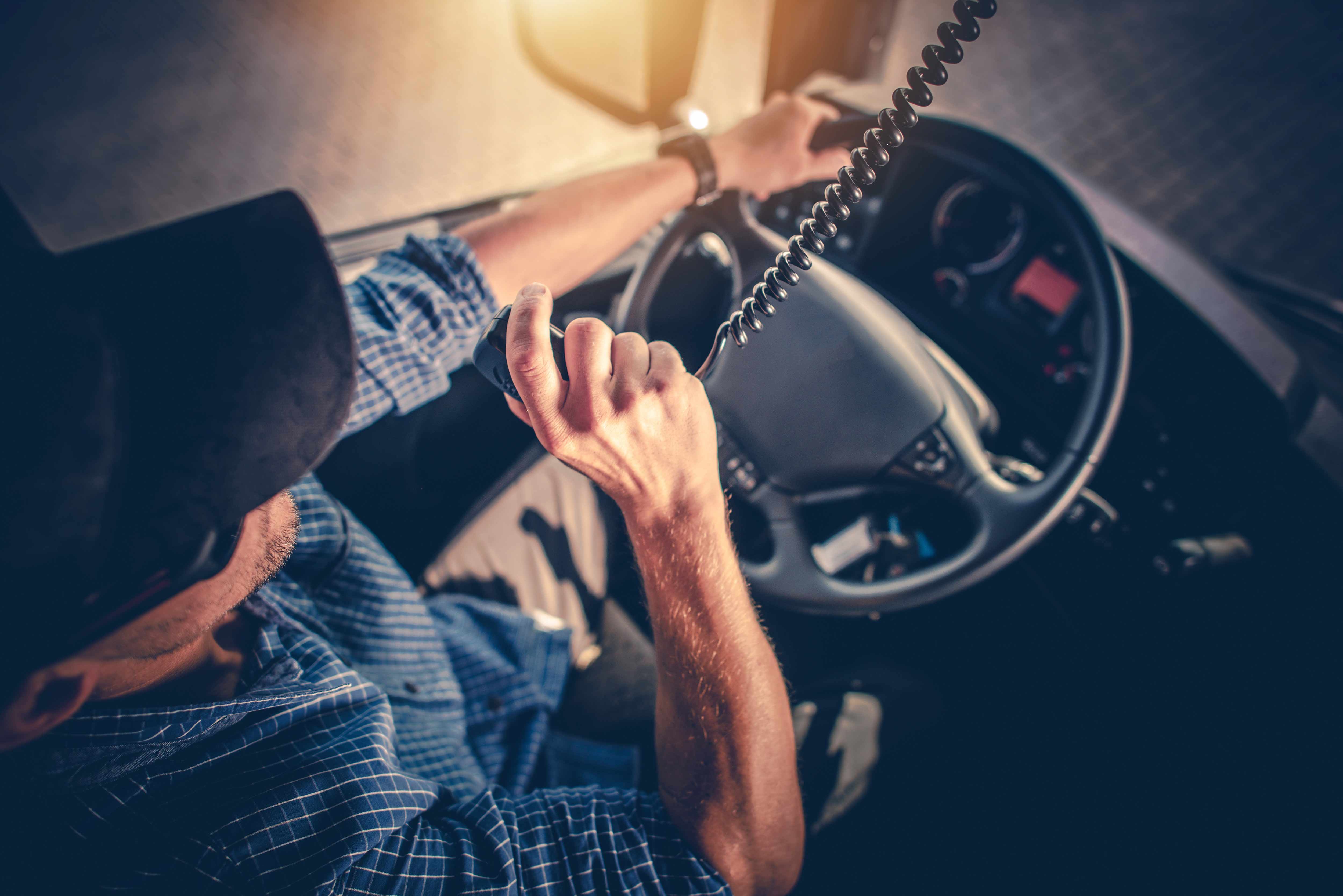 Conducteur au volant 