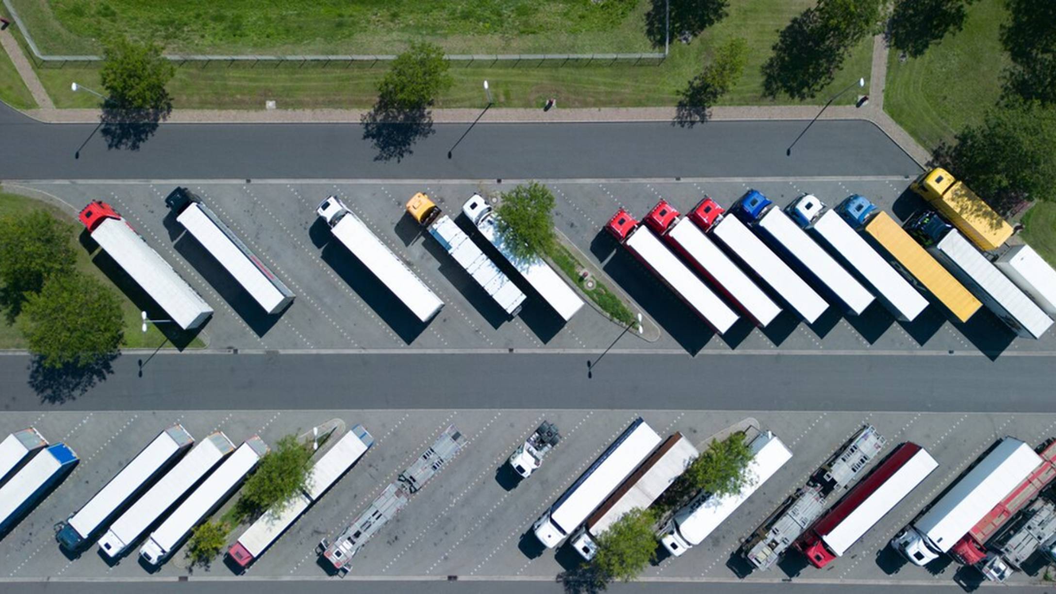 vista dall'alto di un parcheggio con camion