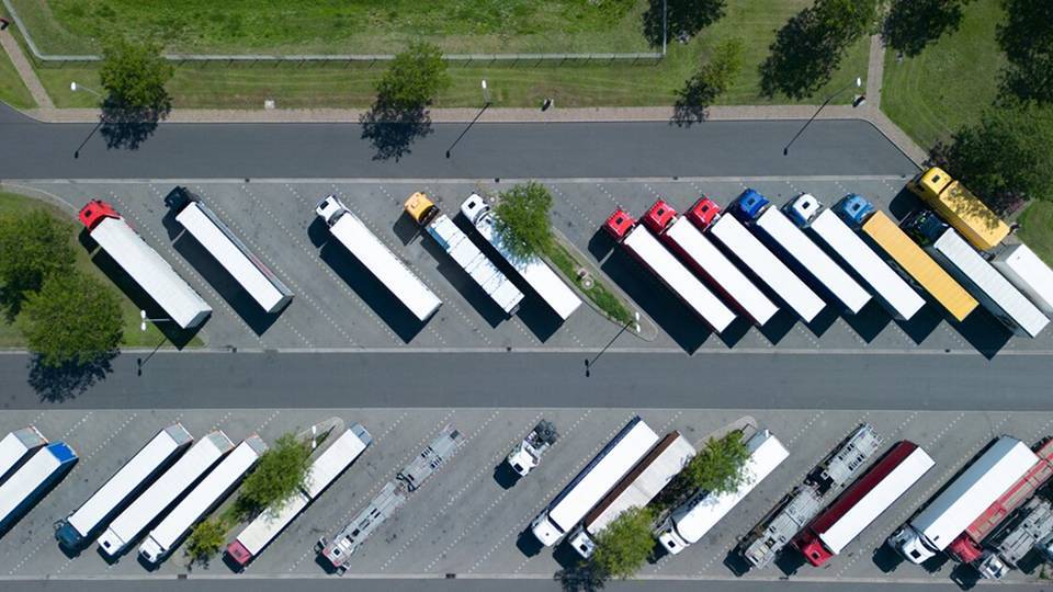 vista dall'alto di un parcheggio con camion