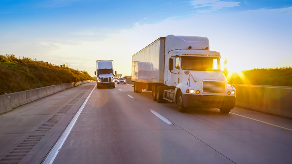 Camion su strada all'alba