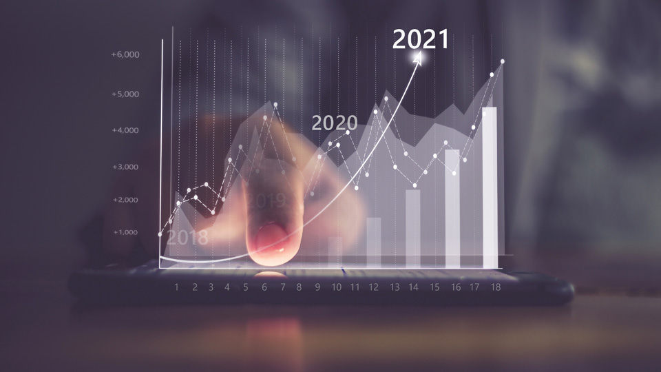 Grafica que sale de un móvil y muestra datos de 2021