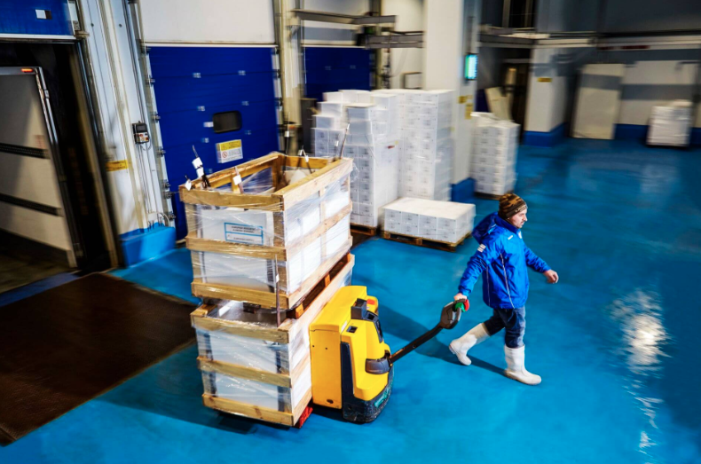 Operatore logistico che trasporta prodotti ittici di Eurofish nel magazzino
