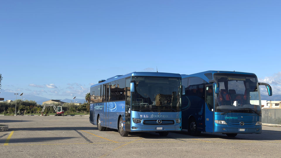 Due pullman di Autolinee Federico in un parcheggio