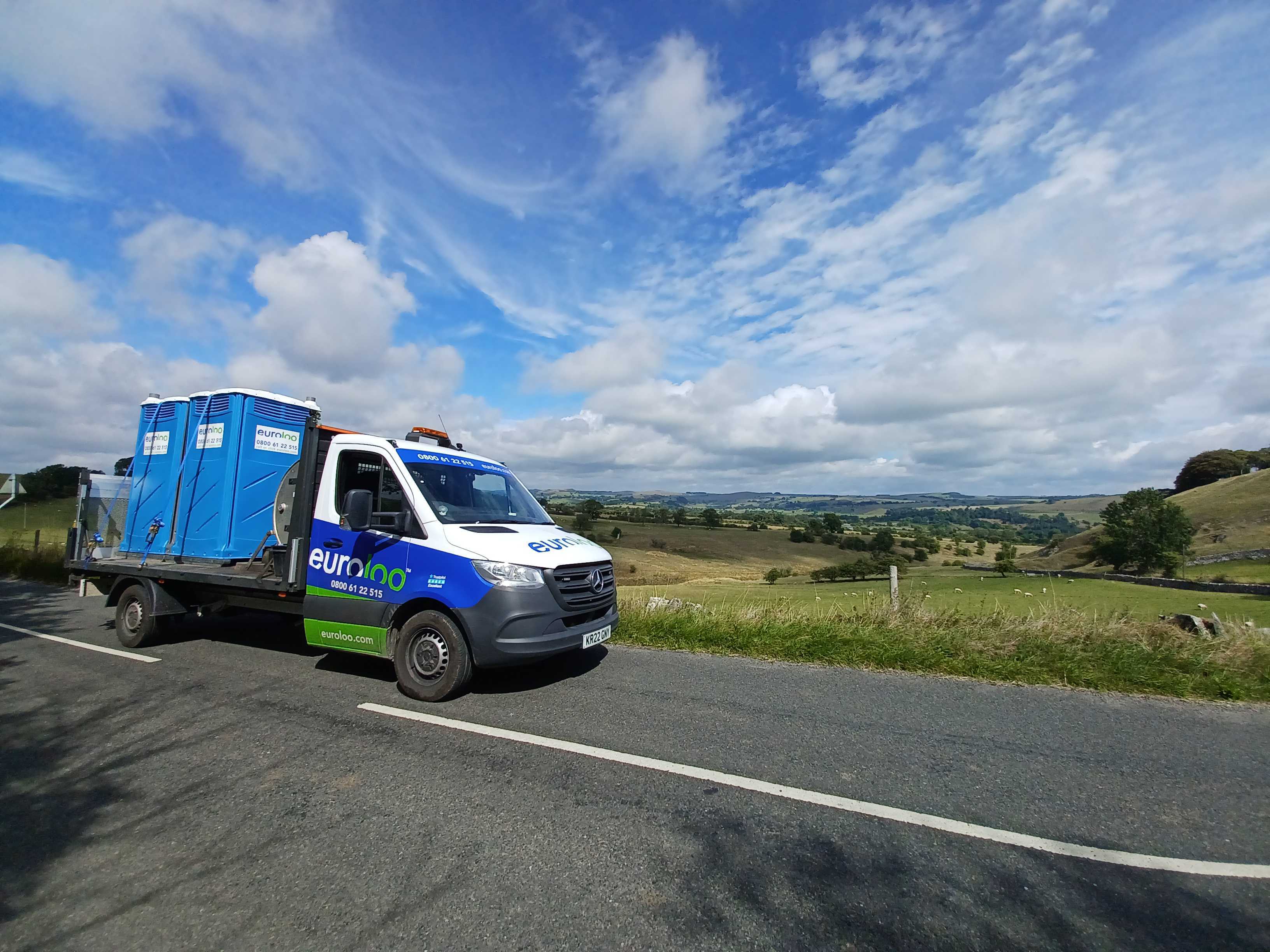 Camion Euroloo che consegna bagni chimici portatili