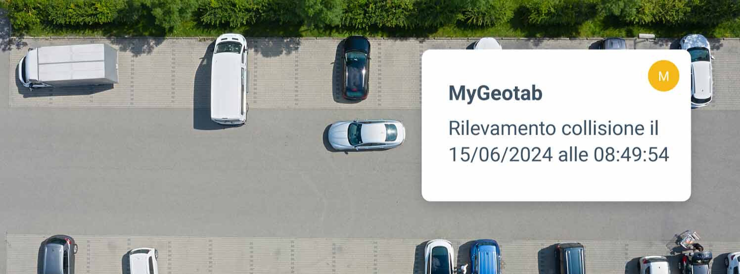 Vista dall'alto di un parcheggio con notifica di rilevamento collisione