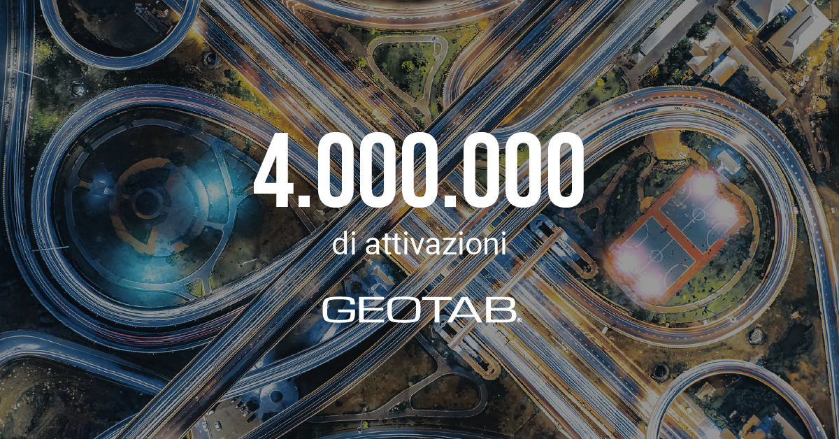 Autostrada nordamericana fotografata dall'alto con sopra la dicitura 4.000.000 di attivazioni e il logo Geotab