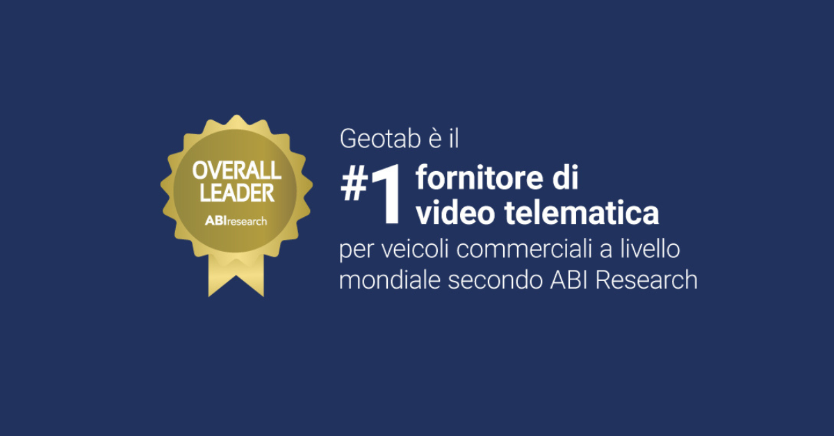 Sfondo blu scuro con logo ABI Research e scritta che indica la posizione numero 1 di Geotab nella video telematica per flotte commerciali